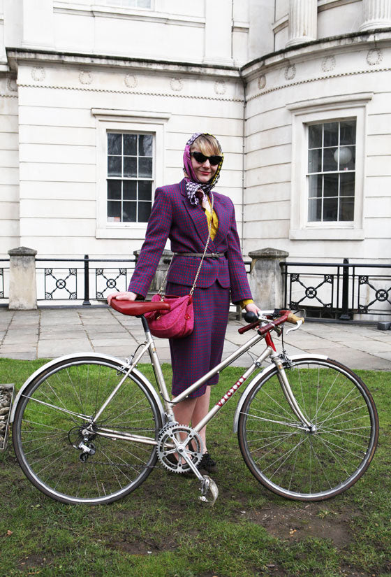 Chic Bike Outfit Ideas: Houndstooth Harmony